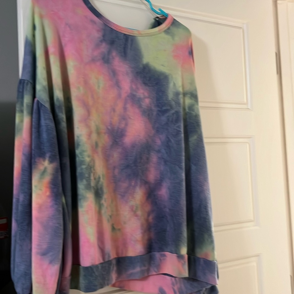 Chic soul 2XL tye dye flowy top.